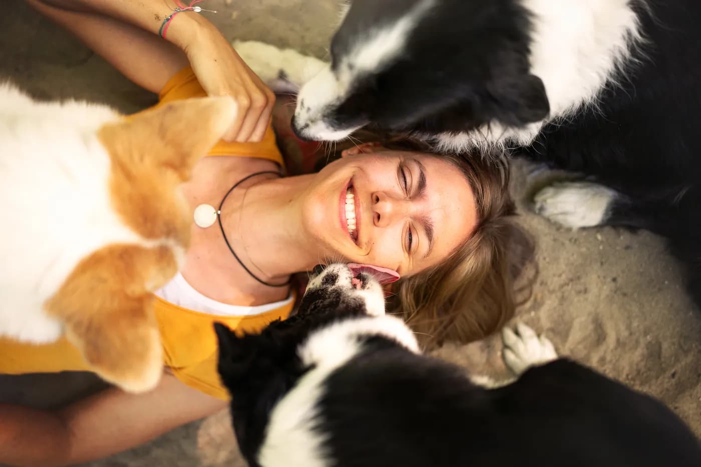 Porträt von Katharina mit einem ihrer Hunde